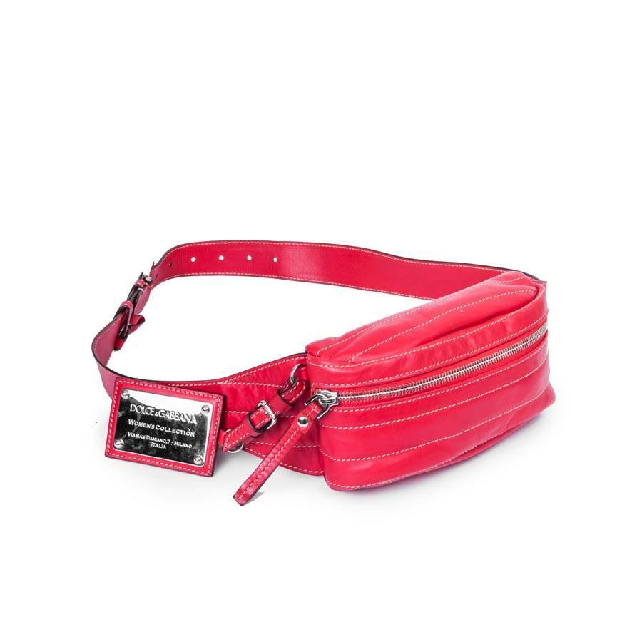 DOLCE & GABBANA Banana Belt Bag in Soft Red Leather and Beige Saddle Stitching In Excellent Condition In Paris, FR