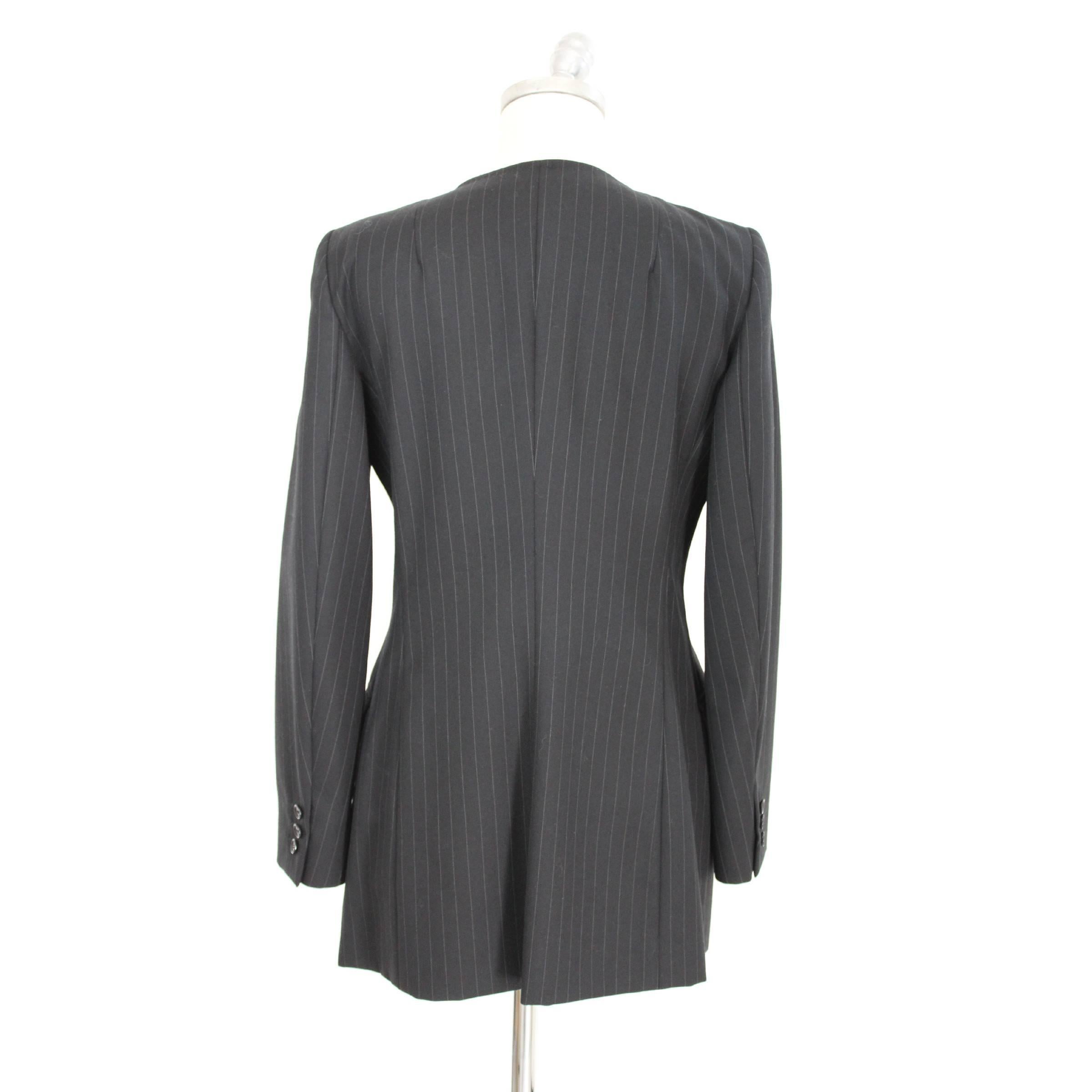 Dolce & Gabbana v-neck jacket, black pinstripe wool. It has a slim fit. Red lining with logo. Closed front pockets sewn. Excellent vintage conditions.

Size 44 IT 10 US 12 UK

Shoulder: 44 cm
Bust / Chest: 48 cm
Sleeves: 62 cm
Length: 80