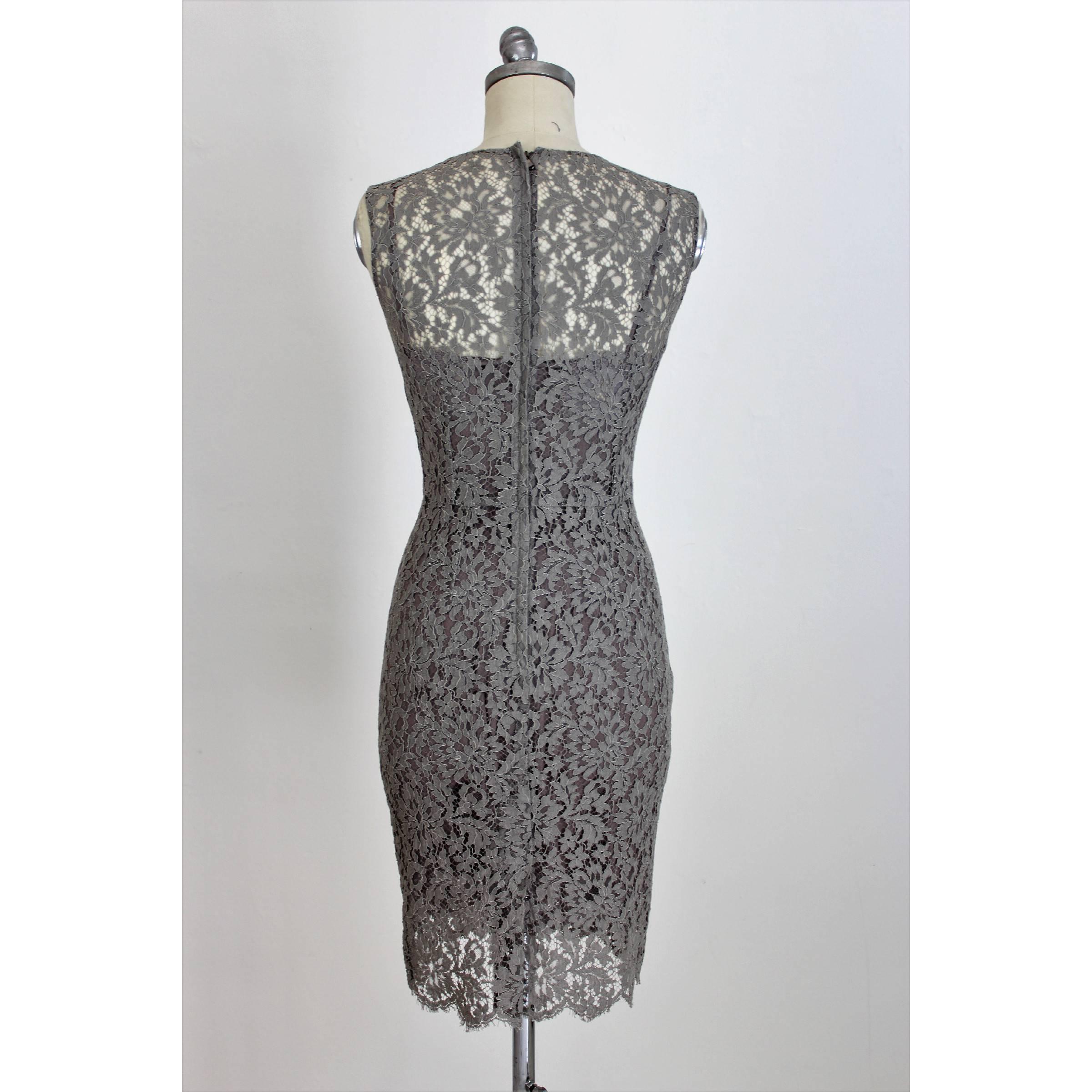 Dolce Gabbana vintage dress, light gray, silk and lace. Sheath dress, sleeveless lace crew-neck, silk petticoat. Zip closure along the back. Made in Italy. Excellent vintage coding.

Size 42 It 8 Us 10 Uk

Shoulders: 42 cm
Chest / bust: 46