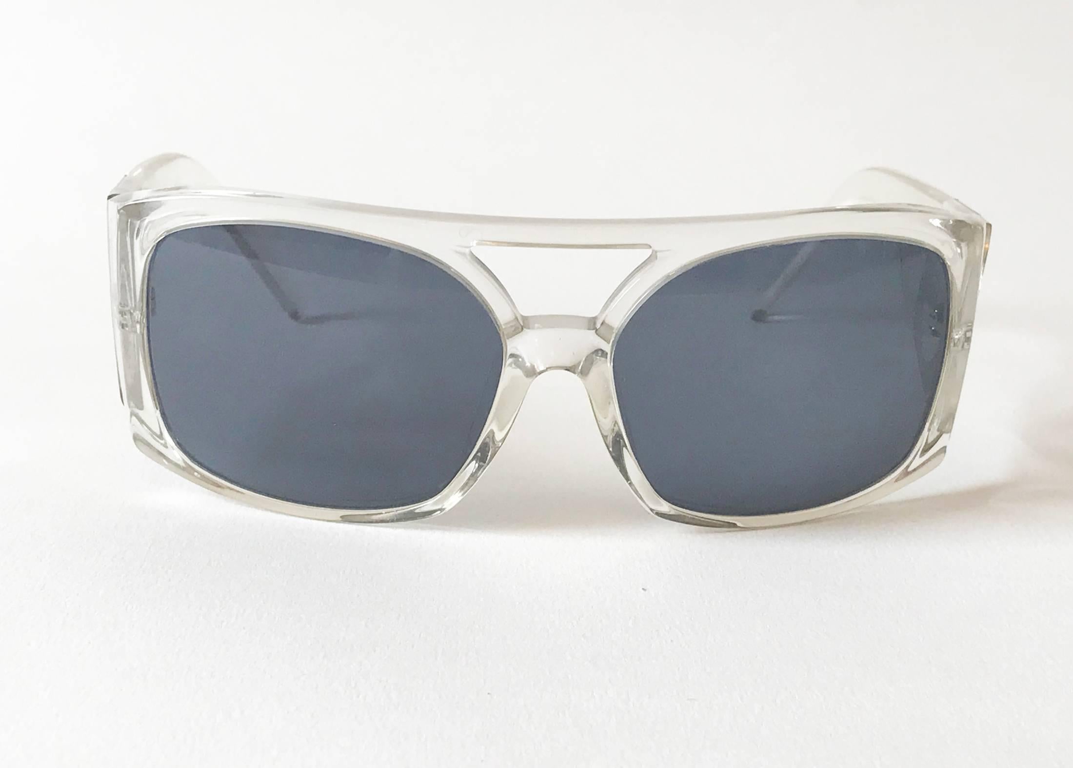 Oversize glamourous Dolce & Gabbana sunglasses. Transparent frame and chromed initial of the logo on each side.  The lenses are smoked blue.
Model DG4018.
Original case included.