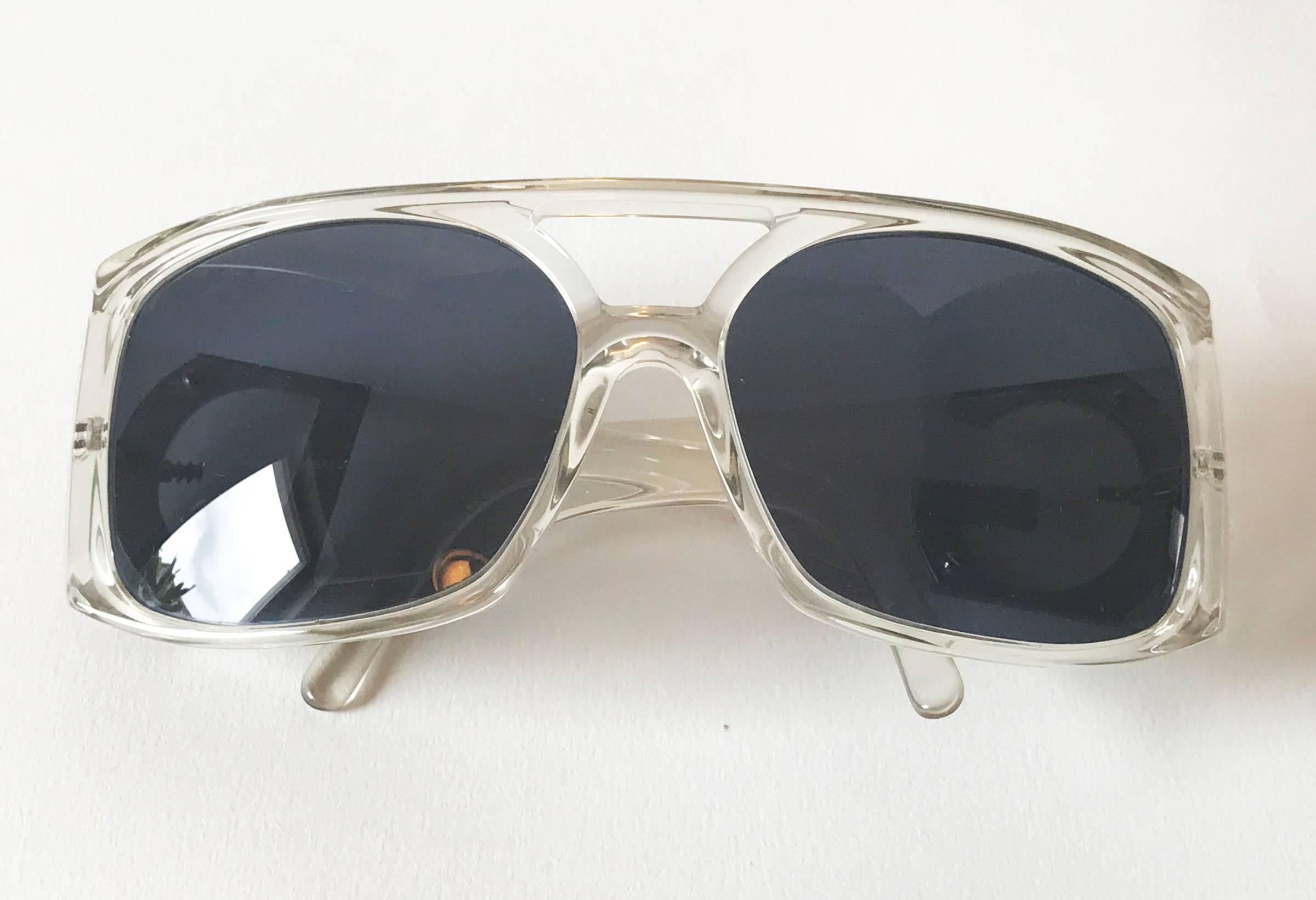 Women's or Men's Dolce & Gabbana sunglasses. For Sale