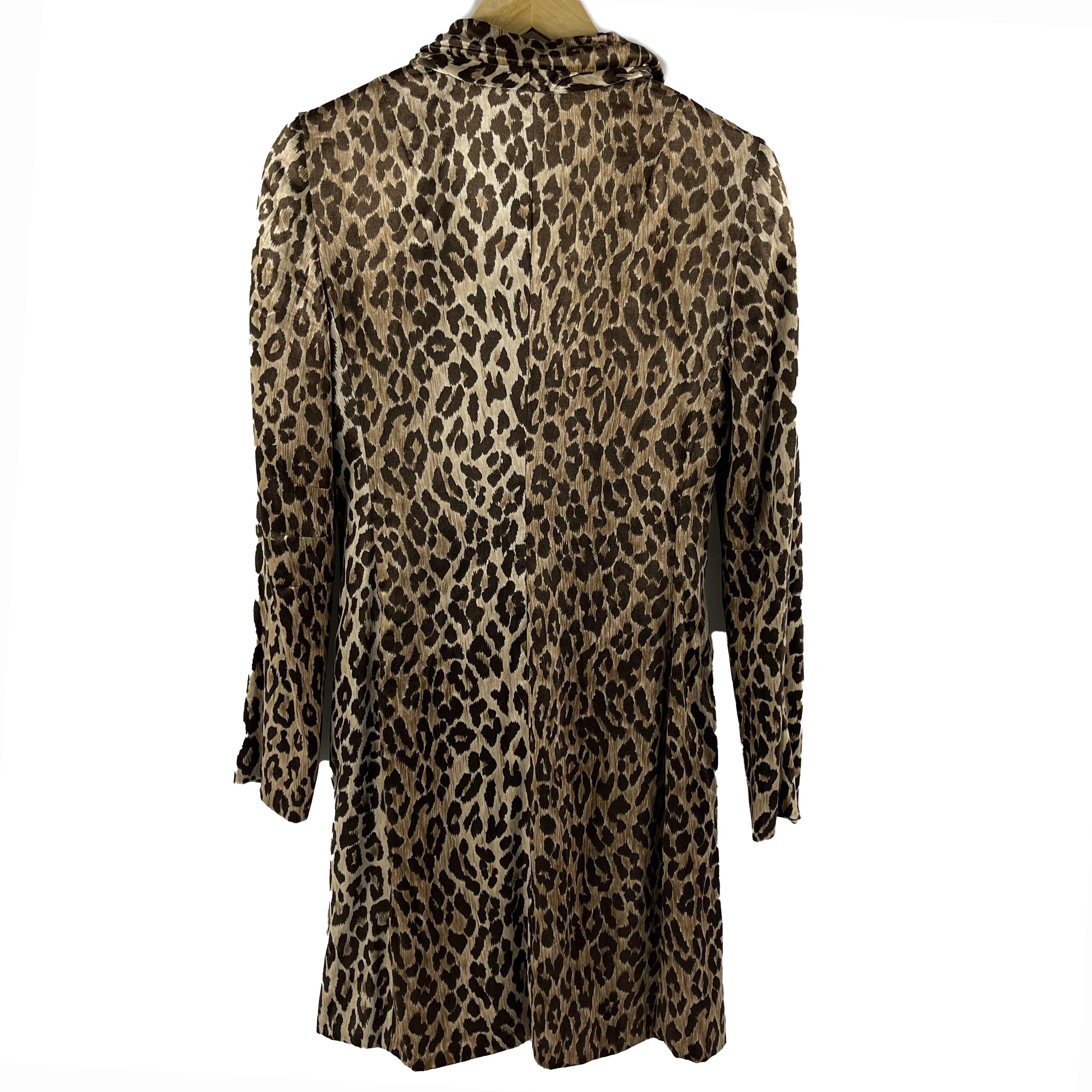 Dolce & Gabbana - Pristine - Vintage Leopard Print Viskose Trenchcoat - Braun, Beige - 40 - US M - Jacke

Beschreibung

Dieser Dolce & Gabbana Mantel ist Vintage und wurde irgendwann in den 1990er oder frühen 2000er Jahren veröffentlicht.
Es ist aus