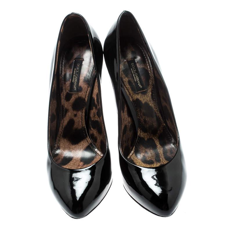 Réalisée en cuir de première qualité, cette magnifique paire d'escarpins à plateforme de la maison Dolce and Gabbana est une pièce qui vous permettra de rester toujours à la mode cette saison ! Affichez cette charmante paire de chaussures dans une