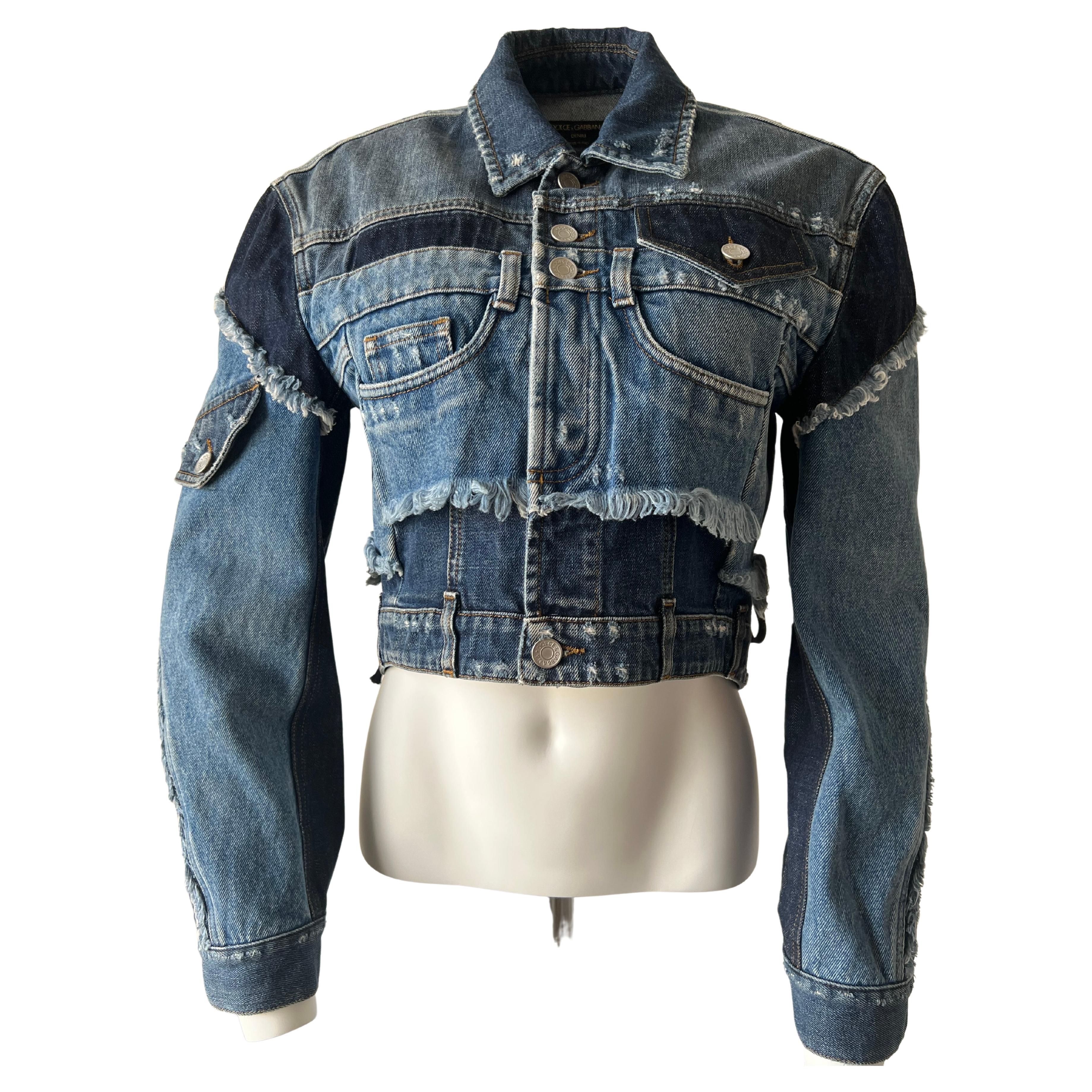 Denim jacket with a worn effect and multicolor pattern. 
Long sleeves, classic neckline, buttoned cuffs, single-breasted front closure, button closing, multipocket. On the back, like a corset that lace on the right and left side. Line of 5 buttons