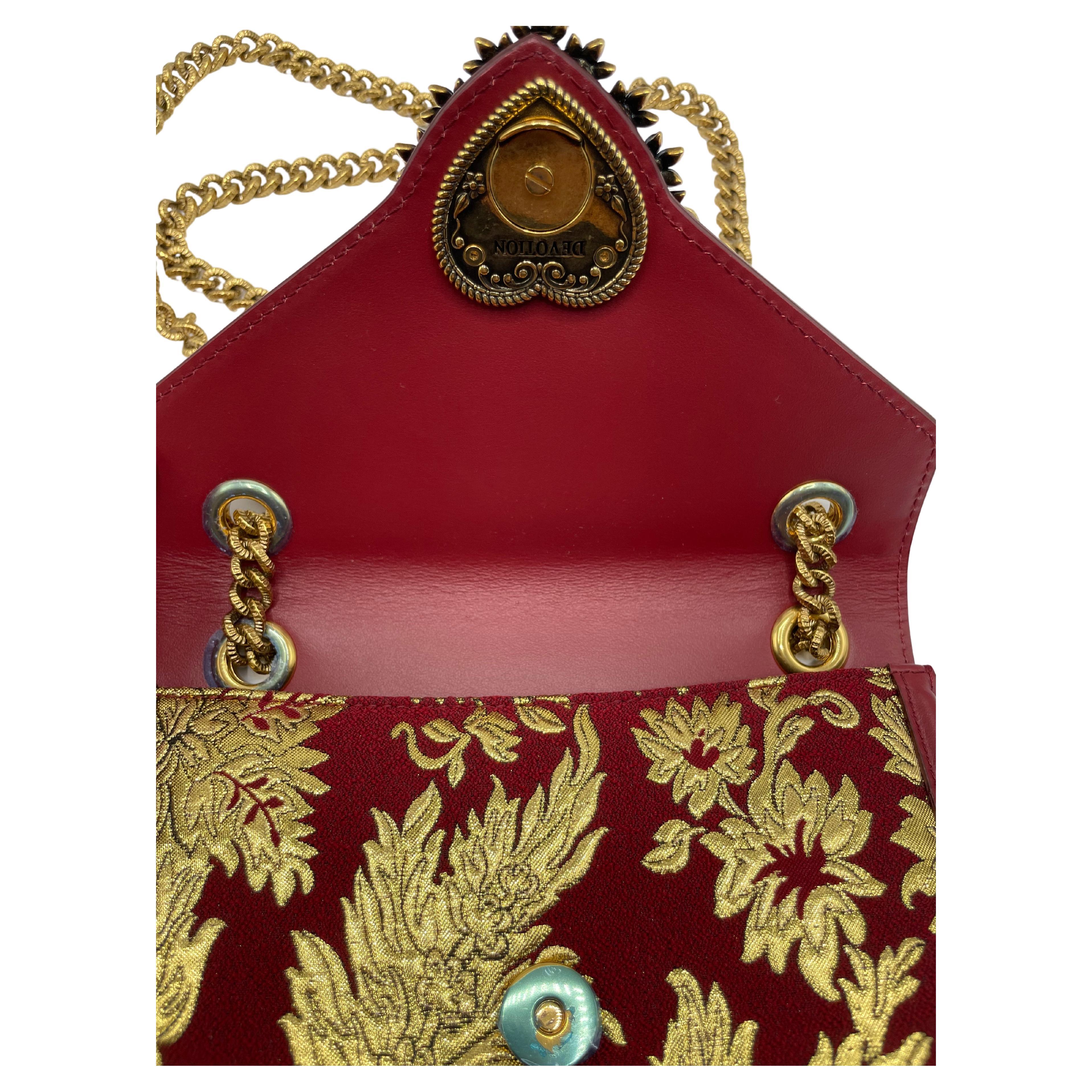 Gesteppte mittlere Devotion Crossbody-Tasche aus Nappaleder. Sie ist feminin und anpassungsfähig und verfügt über einen originellen Herzverschluss mit Antikgold-Finish und einen Schulterriemen, der von den Methoden der Juweliere inspiriert ist.