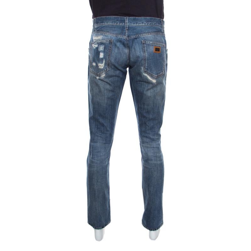 A must-have for your casual wardrobe, this pair of Dolce and Gabbana jeans are made of cotton and offer a comfortable wearing experience. They carry an indigo hue with a distressed denim finish. Complete with multiple pockets and a zip closure,