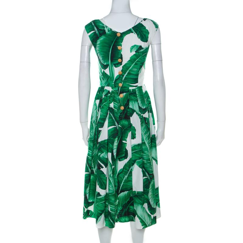 Dolce & Gabbana brings you this maxi dress that will light up all your days. Cut in a sleeveless style, it boasts of banana leaf prints inspired by the Botanical Garden of Palermo, Sicily and a design that has us drooling. It has a cinched waist and