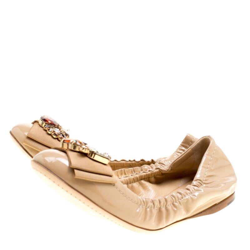 Dolce and Gabbana Beige Leather Embellished Bow Scrunch Ballet Flats Size 39 In New Condition In Dubai, Al Qouz 2