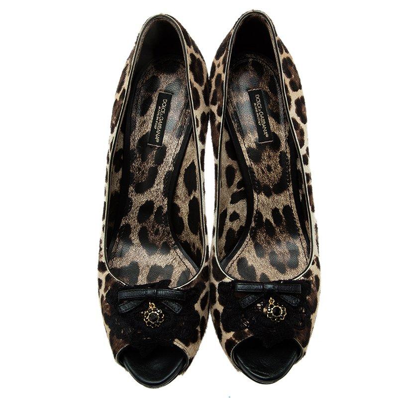Walk with effortless style and exude elegance in these Dolce and Gabbana leopard print pumps. Crafted from leopard printed pony hair exterior, they feature rounded peep toes with bow details at the vamps and 12cm tall needle heels. The padded