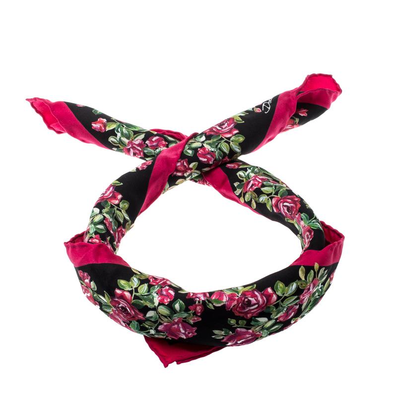 You are bound to impress onlookers with this scarf from Dolce and Gabbana. This scarf is cut from silk and it flaunts hemmed edges and a marvelous print of roses all over it. Pair the scarf with a collared shirt or with an overcoat and you are sure