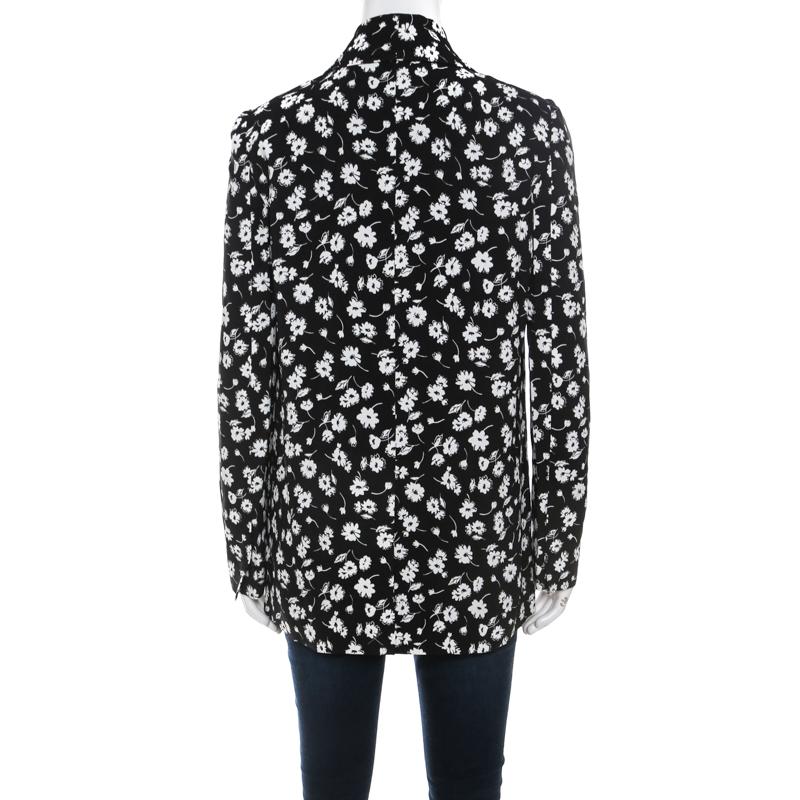 This Dolce & Gabbana blazer is designed to lift your wardrobe. The blazer features button closure, pockets and white flowers printed on the black layout. Tailored to fit you perfectly, this piece will offer a quintessential urban look.

Includes: