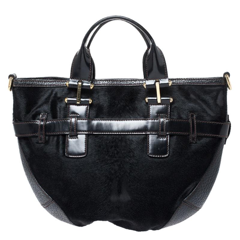 This stunning Miss Mary hobo bag by Dolce & Gabbana exudes style and sophistication. Crafted in Italy, it is made of calfhair and leather. It comes in a classic shade of black and has a lovely silhouette. It is held by dual handles, the exterior
