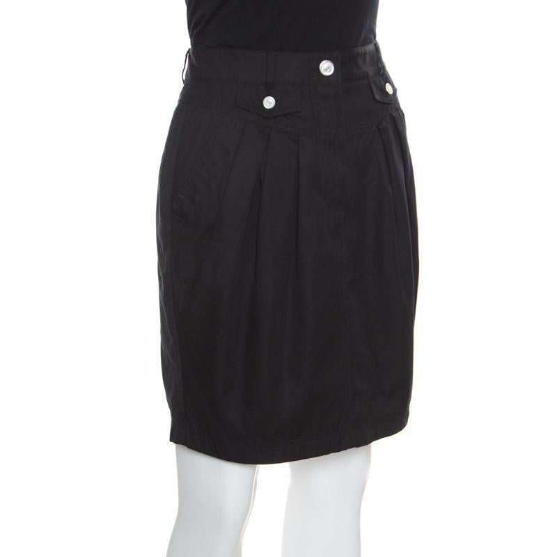 Comfortable and stylish, this mini skirt from Dolce and Gabbana is a must buy! The black creation is made of 100% cotton and features a front pleated silhouette. It is equipped with a front button closure, belt loops, and four external pockets. Sure
