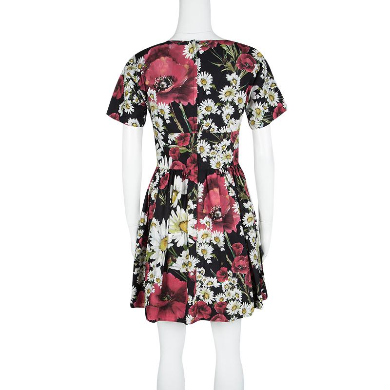 This dress from Dolce&Gabbana has gone through perfect tailoring and then designed to help you blend with the mood of the season. It carries short sleeves, a gathered waist, and daisy prints all over.

Includes: Packaging, Price Tag