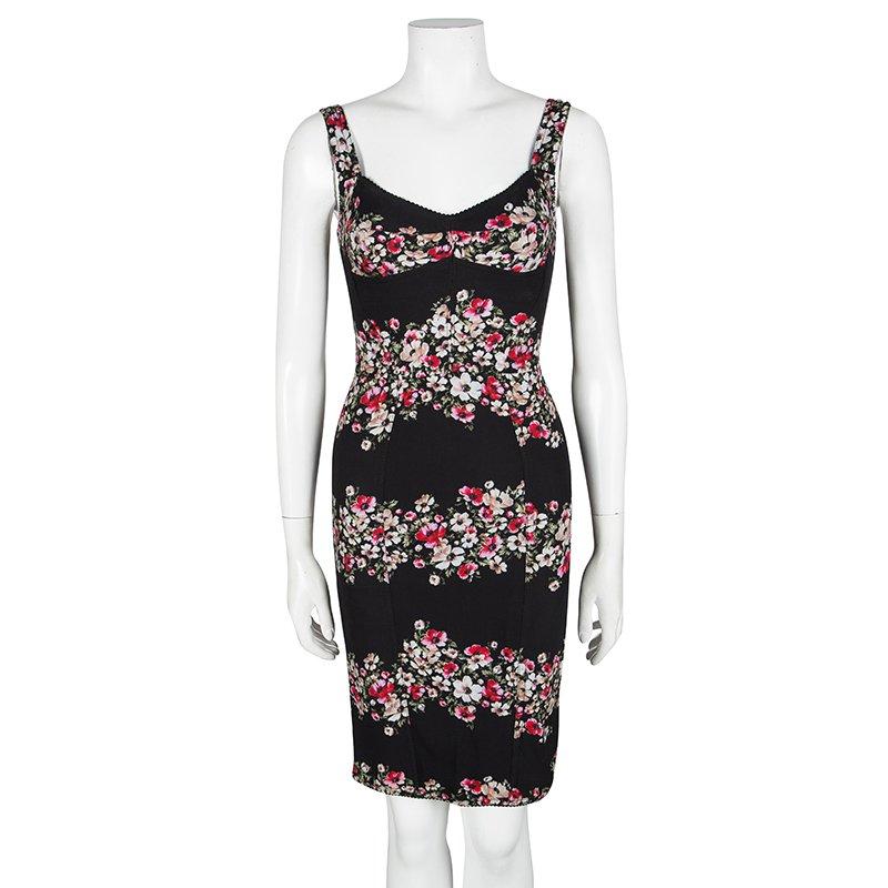 You are sure to fall in love with this Dolce and Gabbana dress as it will make you look high in style and give your body a beautiful silhouette too. Made from the finest materials, the bodycon dress flaunts a sleeveless style with floral prints and