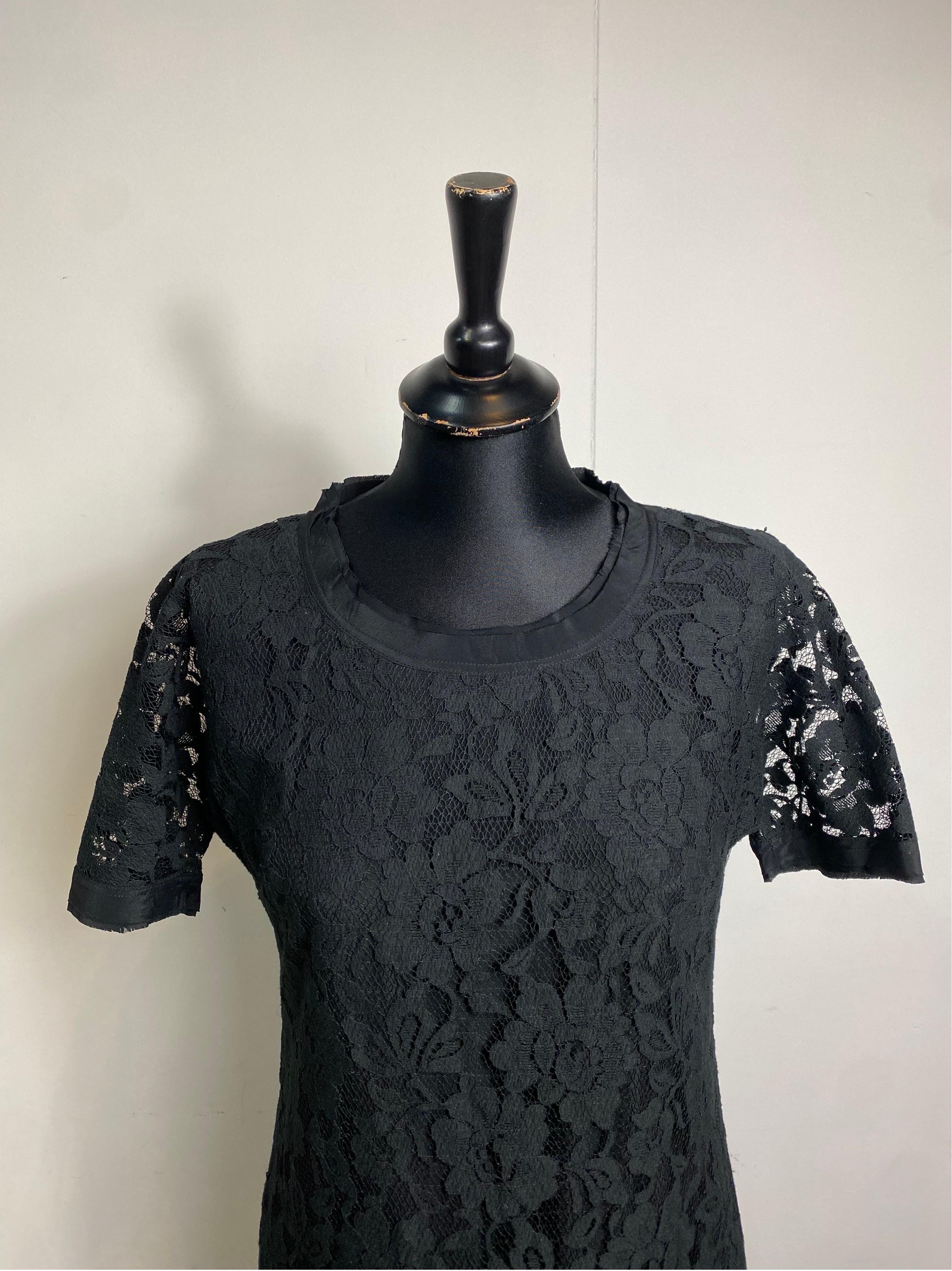 Dolce and Gabbana dress.
In cotton, nylon, silk and acetate. Lined.
Back zip closure.
Italian size 38.
Shoulders 40 cm
Bust 42 cm
Length 90 cm
Very good general condition. It shows minimal signs of normal use and some pulled threads.