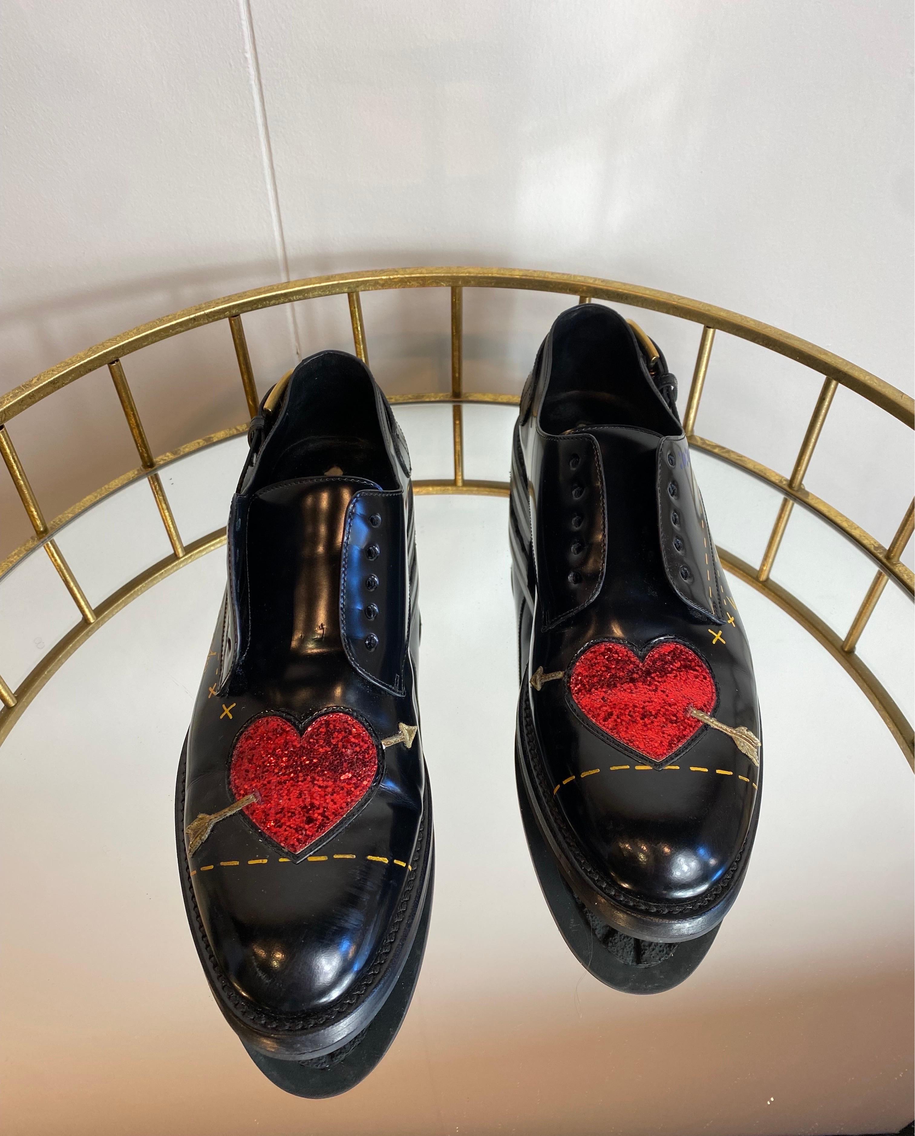 Dolce and Gabbana loafer.
Italian number 40
Inner sole 27 cm
Heel 3 cm
They do not have the original laces.
They have original box.
Excellent general condition with minimal signs of normal use.