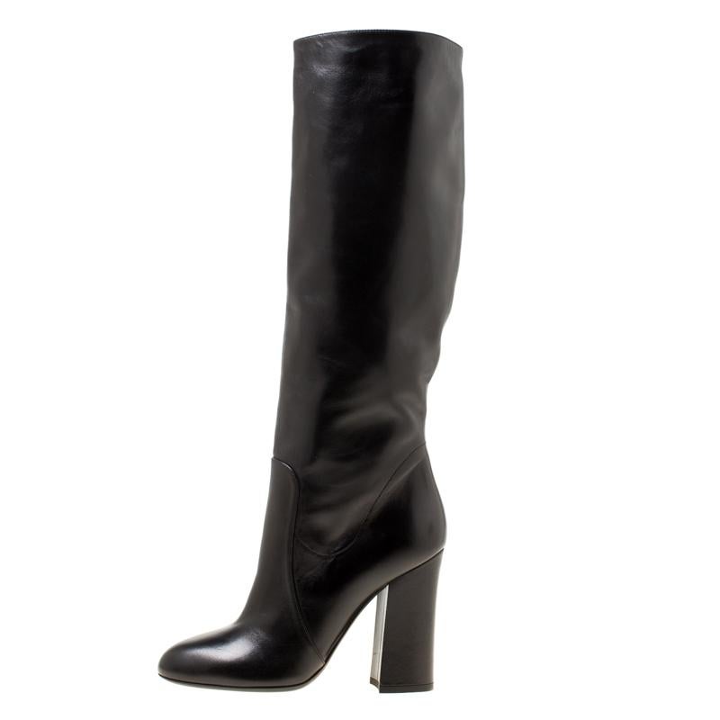 Classy and very stylish, these Dolce and Gabbana knee boots promise to make you look nothing less than a diva! Crafted from leather, these black boots feature round toes and come equipped with comfortable insoles and 10.5 cm block heels. Pair them