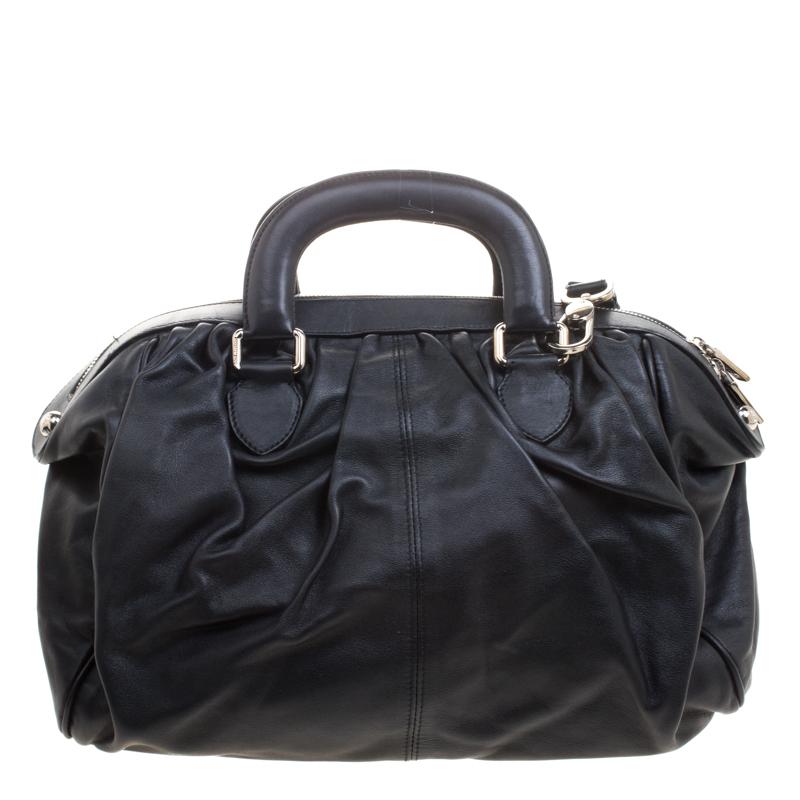 This Miss Curly bag by Dolce&Gabbana is a piece all fashionistas must look out for! Meticulously crafted from leather, it features a black shade and kiss lock pockets. The bag is equipped with a spacious fabric interior and is held by two top
