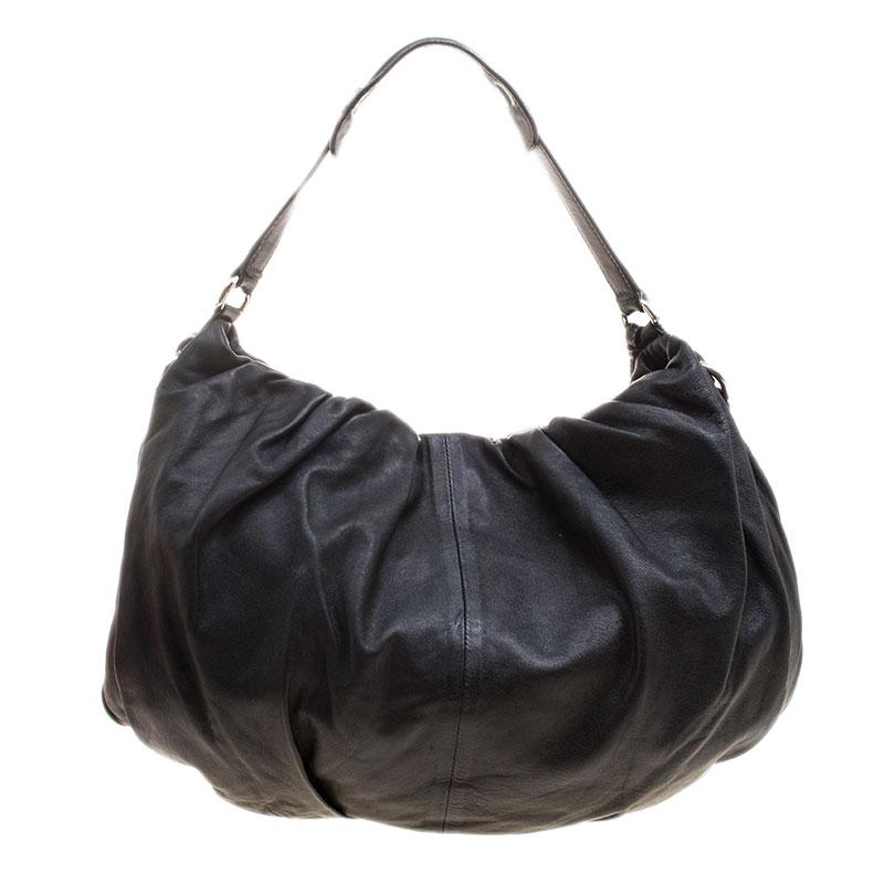 Perfect to store all that you need for the day, this Dolce and Gabbana Miss Night and Day hobo is a must have everyday essential. Crafted in black leather, this bag features pleated details on the surface along with a short and a long strap for your