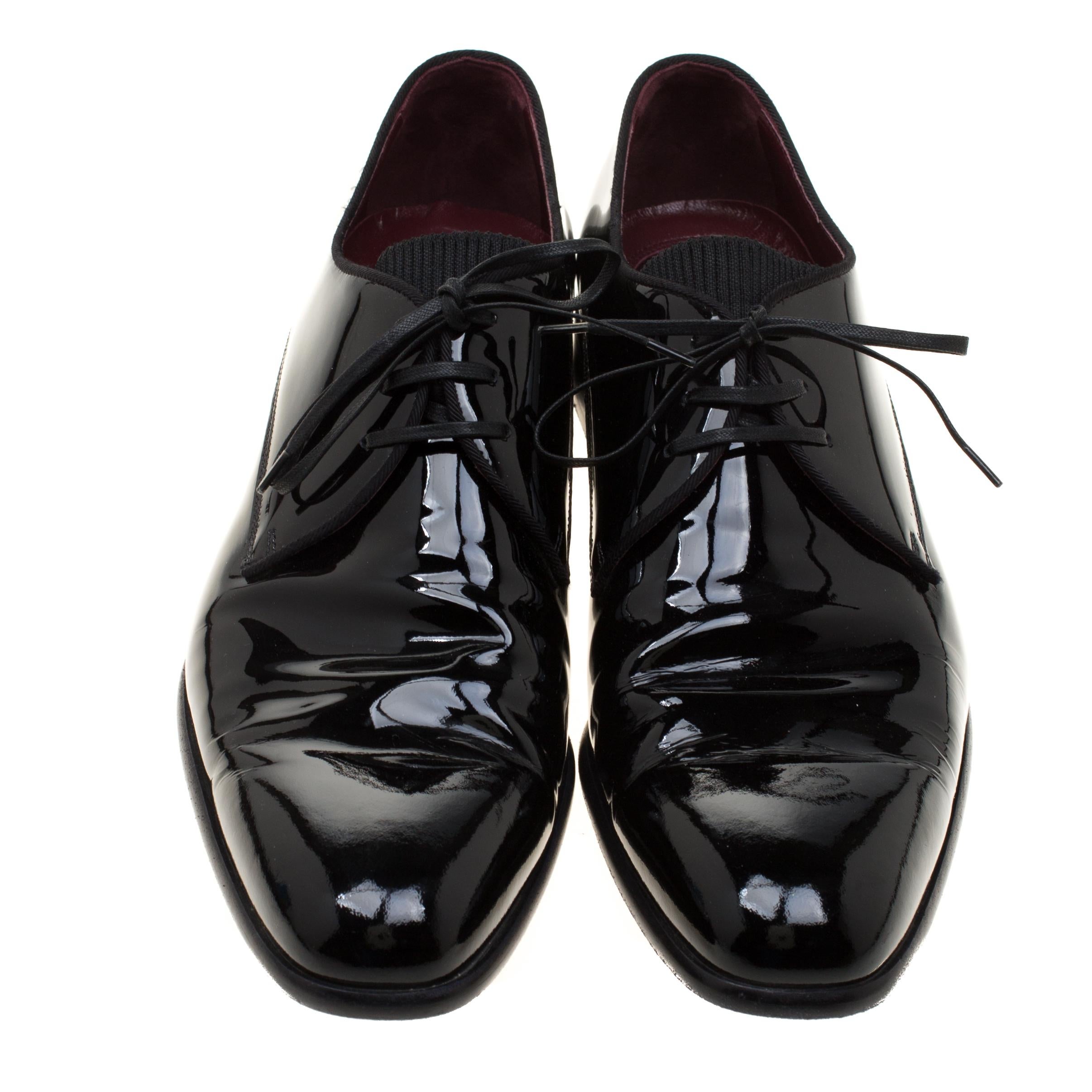 These Dolce and Gabbana shoes bring a refined look! The pair is expertly crafted from black patent leather and feature lace-ups on the vamps and comfortable insoles. Pair them with a plain shirt, slim fit trousers and a double-breasted blazer for a