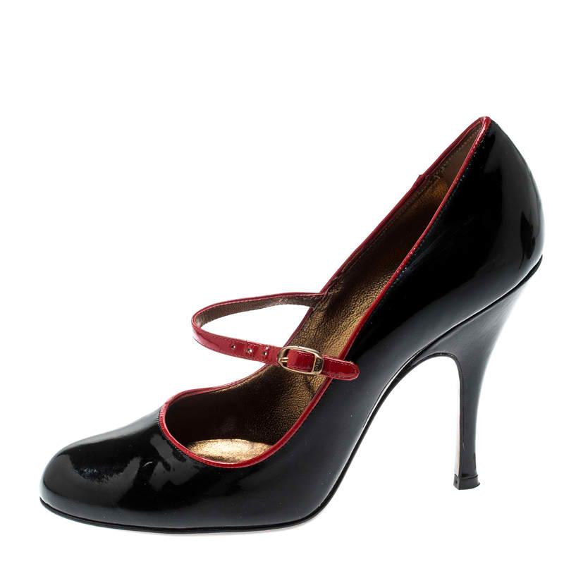 Look chic and make an elegant style statement in this pair of patent leather pumps. This pair of Mary Jane pumps designed by Dolce and Gabbana is styled with high heels and almond toes. Have a fabulous day out while flaunting this pair that comes in