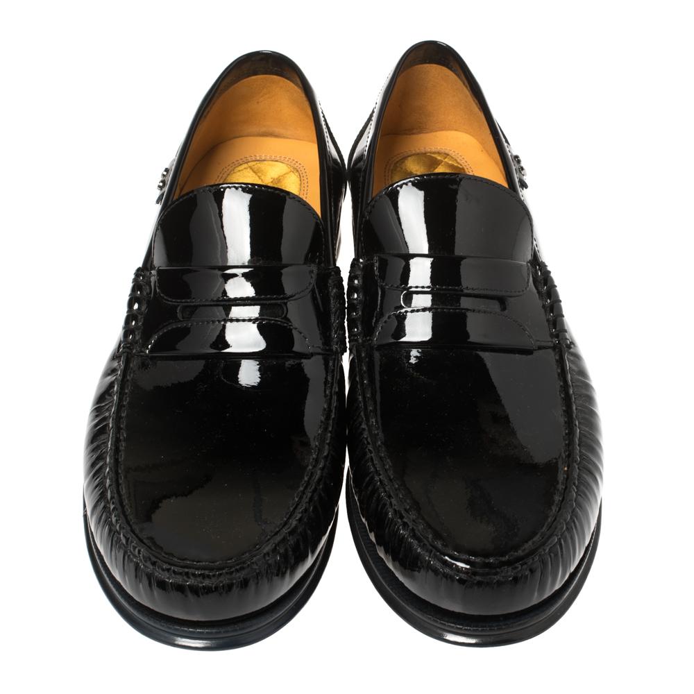 Rock an opulent look by wearing these loafers from Dolce & Gabbana. The black loafers have been crafted from patent leather and styled with round toes. They flaunt a penny keeper strap and a glossy finish and come equipped with comfortable
