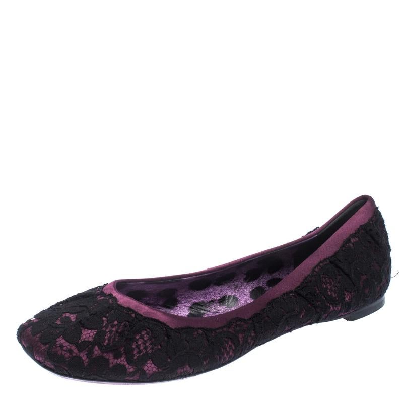 Pair your favourite outfit with these Dolce & Gabbana flats for a stylish look. Crafted from beautiful lace and satin, these flats come in lovely hues of black and purple. Wear these flats lined in leather and look the most fashionable in