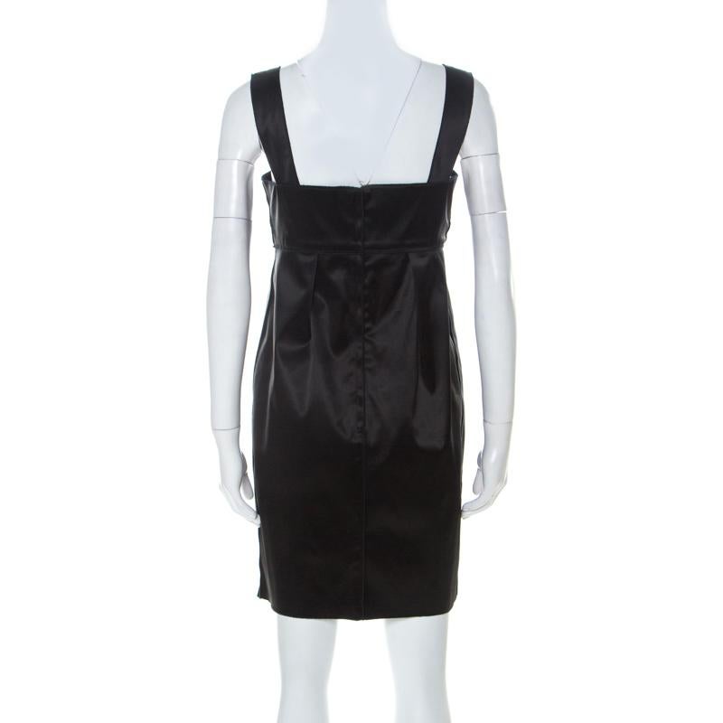 This upscale dress from the house of Dolce and Gabbana features a brilliant design making it a must-have piece in your closet. This elegant attire has been adorned in a classic black hue with a subtly-pleated design on the bottom. Made in premium