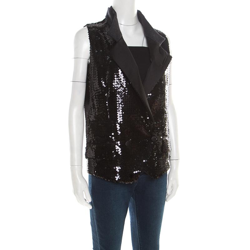 Tailored to perfection is this exclusive and classy vest from the house of Dolce and Gabbana. Black in color, this would take your style game to a whole new level. It is designed in a sleeveless style with a double-breasted silhouette featuring