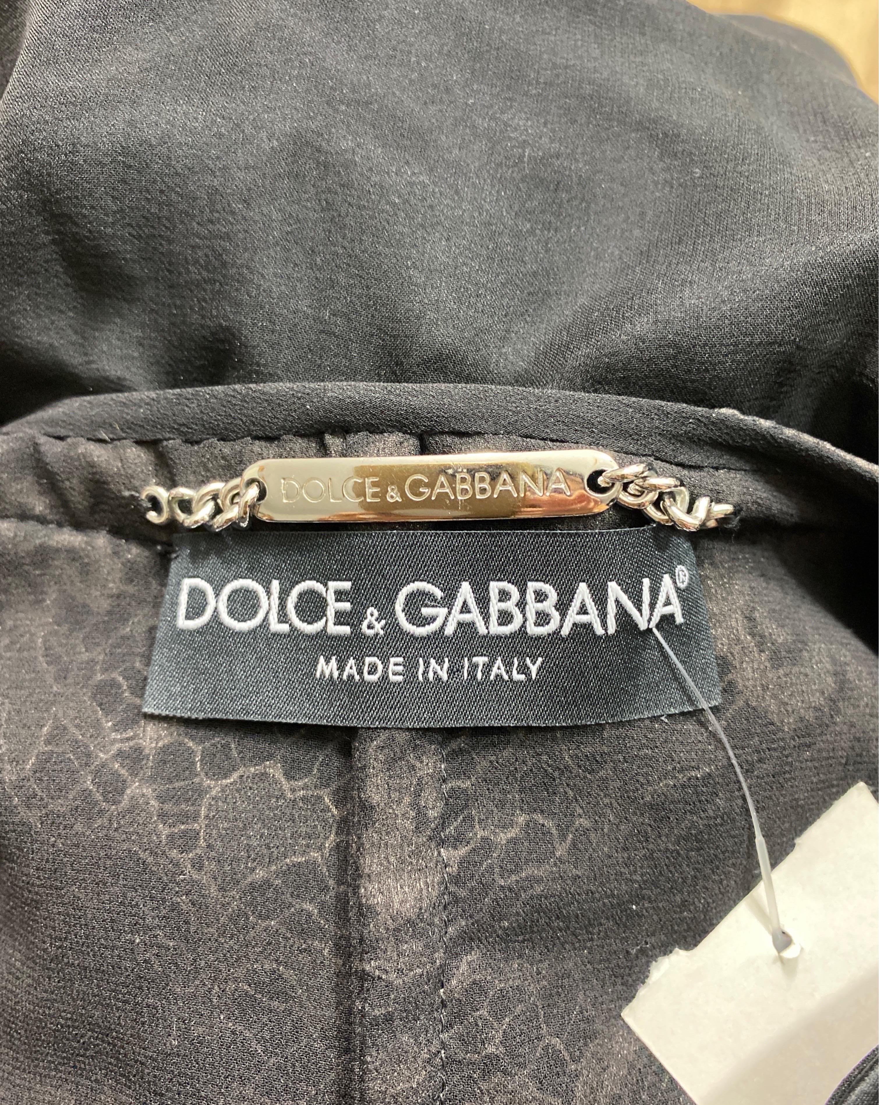 Tailleur jupe en soie noire et dentelle dorée Dolce and Gabbana, Taille 40 en vente 13