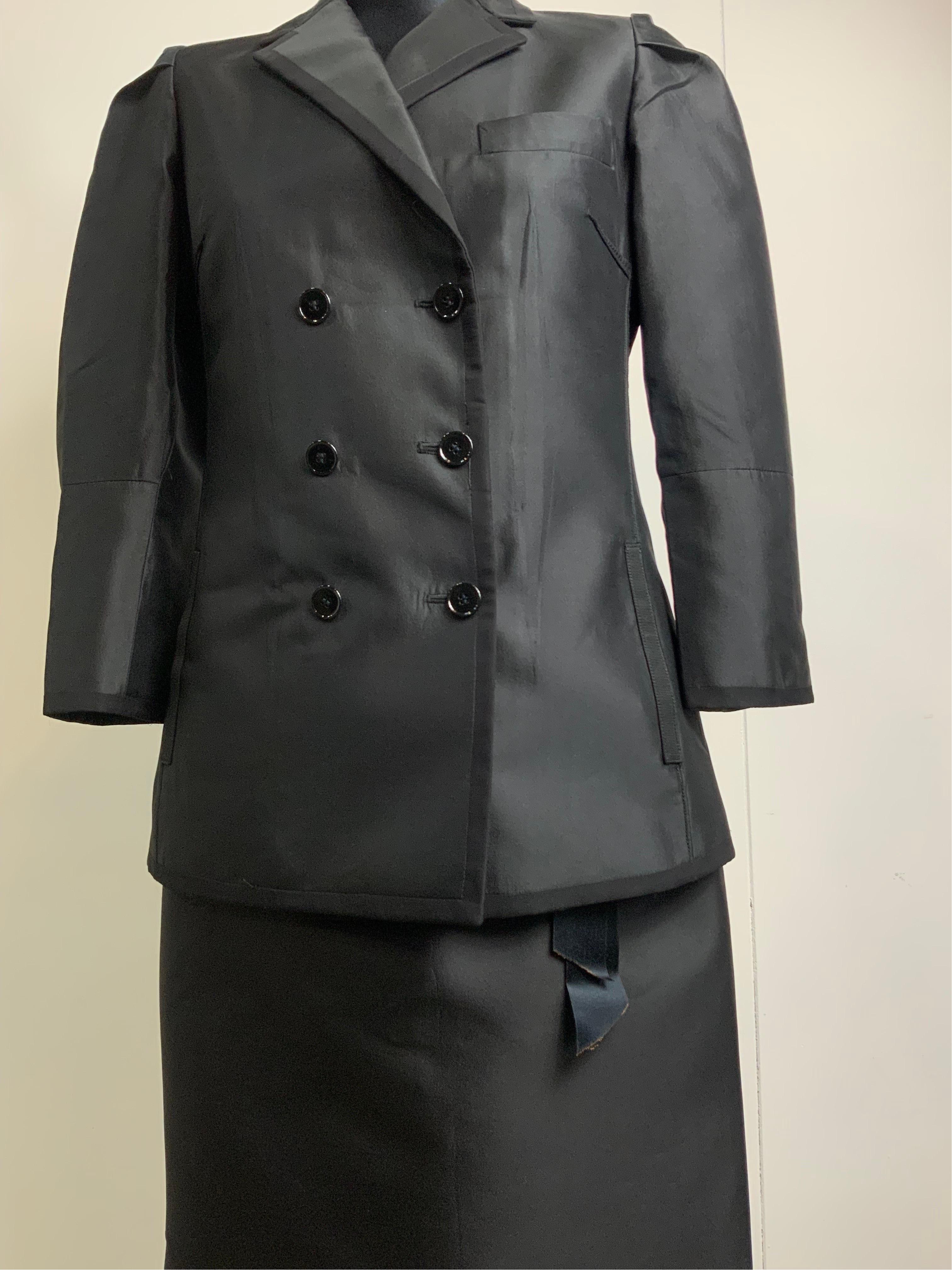 Dolce and Gabbana suit. Skirt and jacket.
Composition label missing on jacket. Silk lined.
The skirt is made of silk. Lined.
Italian size 38.
Shoulders 40 cm
Bust 42 cm
Length 72 cm
The skirt closes with a rear zip.
Waist 33 cm
Length 58 cm
In good