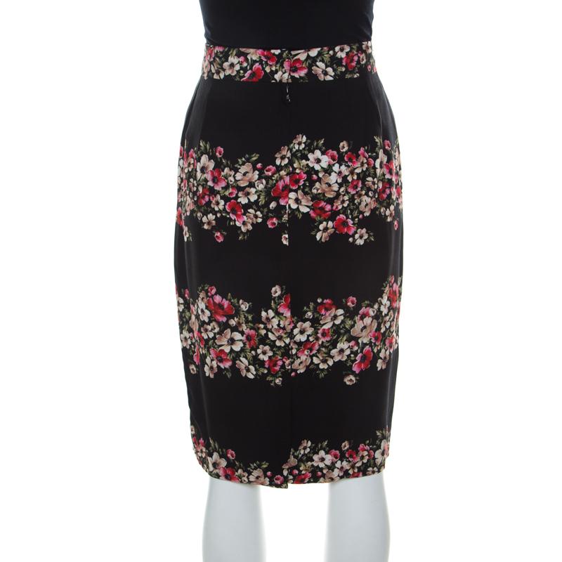 This Dolce & Gabbana pencil skirt has a well-tailored shape and a striped design of floral prints. Made to fit you splendidly, this elegant piece can be paired with any blouse of your choice and some statement pumps.

Includes: The Luxury Closet