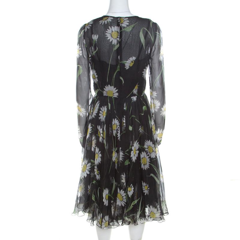 Dolce & Gabbana delights our hearts with this beautiful dress that is all about channelling an air of elegance! The black creation is made of 100% silk and features pleats on the midi silhouette. The sunflower print adds to the charm of the dress