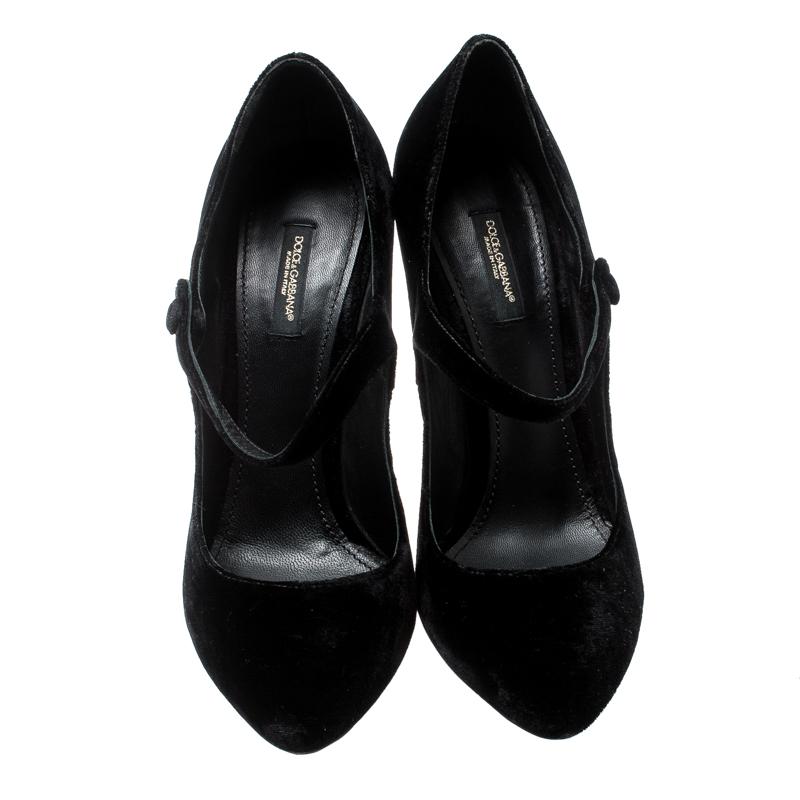 This pair of pumps by Dolce and Gabbana is the exemplar of sophistication in a marvellous shade of black. Crafted from velvet, this Mary Jane pair features a heel of height 14.5cm. This creation is versatile and will complement any outfit of
