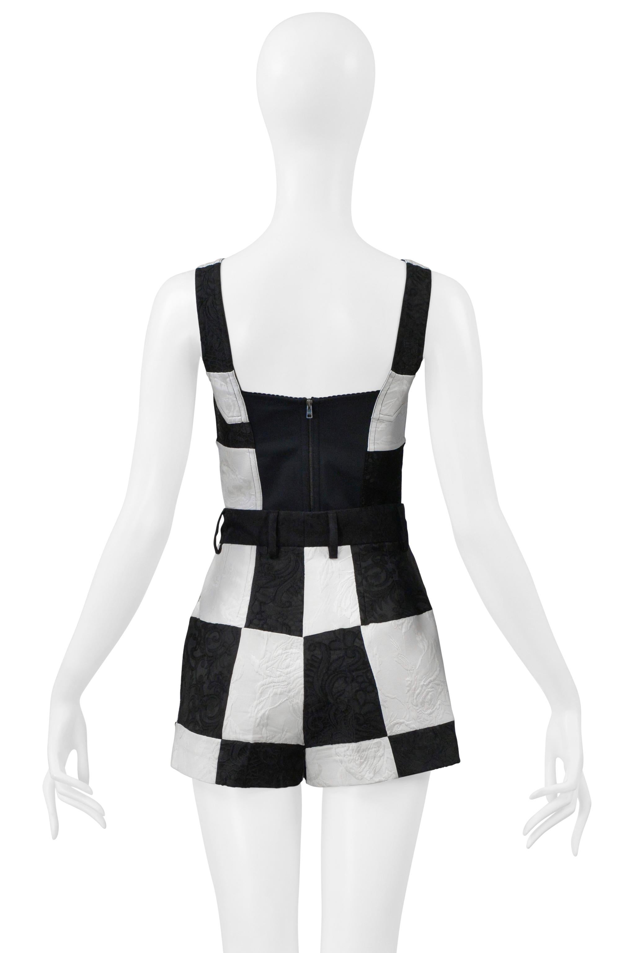 Resurrection Vintage a le plaisir de vous proposer un ensemble bustier et short vintage Dolce & Gabbana noir et blanc Op Art Vintage. Le bustier est doté de larges bretelles, d'une fermeture centrale au dos et d'un effet jacquard floral. Ce short à