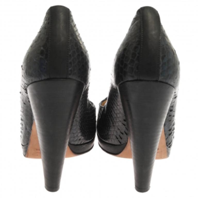 Dolce And Gabbana Blue/Black Python Leather Pumps Size 40 For Sale 1