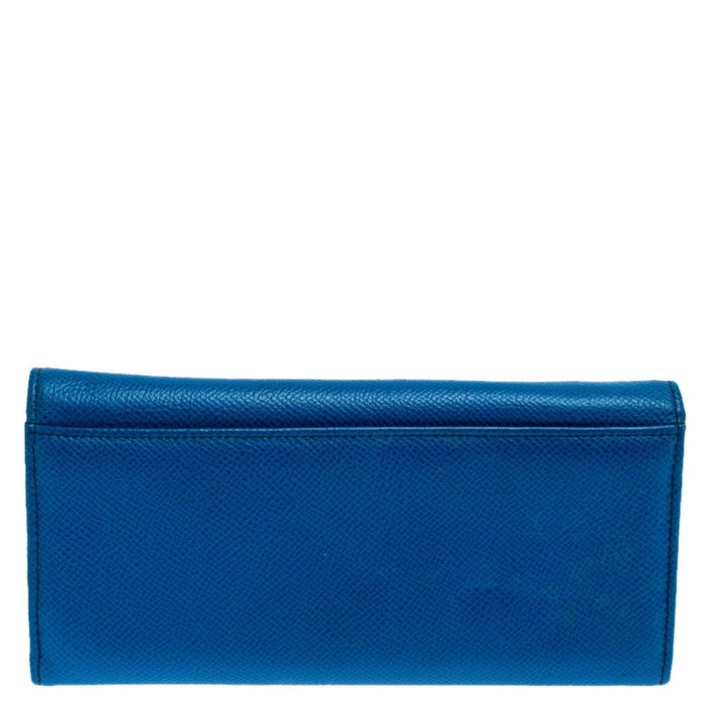 A stylish wallet is an everyday staple for all fashionistas! This Dauphine Continental wallet from the house of Dolce and Gabbana is crafted from leather. Styled with a logo-adorned flap, the wallet is equipped with multiple card slots and a