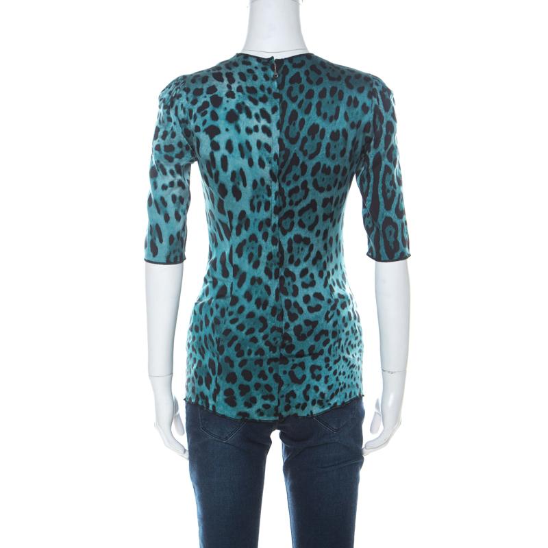 A blend of comfort and style, this Dolce & Gabbana blouse is exactly what you'd expect. Made from stretch silk, this piece lets you embrace the inner fashionista in you. It comes with leopard prints, three-quarter sleeves and a V