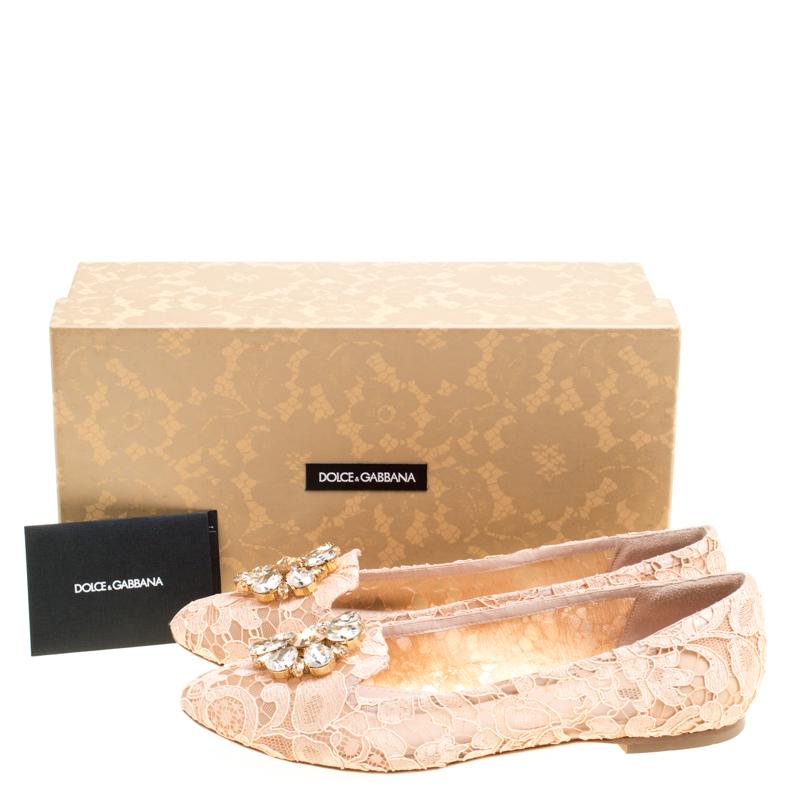 Dolce and Gabbana Blush Pink Lace Crystal Embellished Ballet Flats Size 39 In Good Condition In Dubai, Al Qouz 2