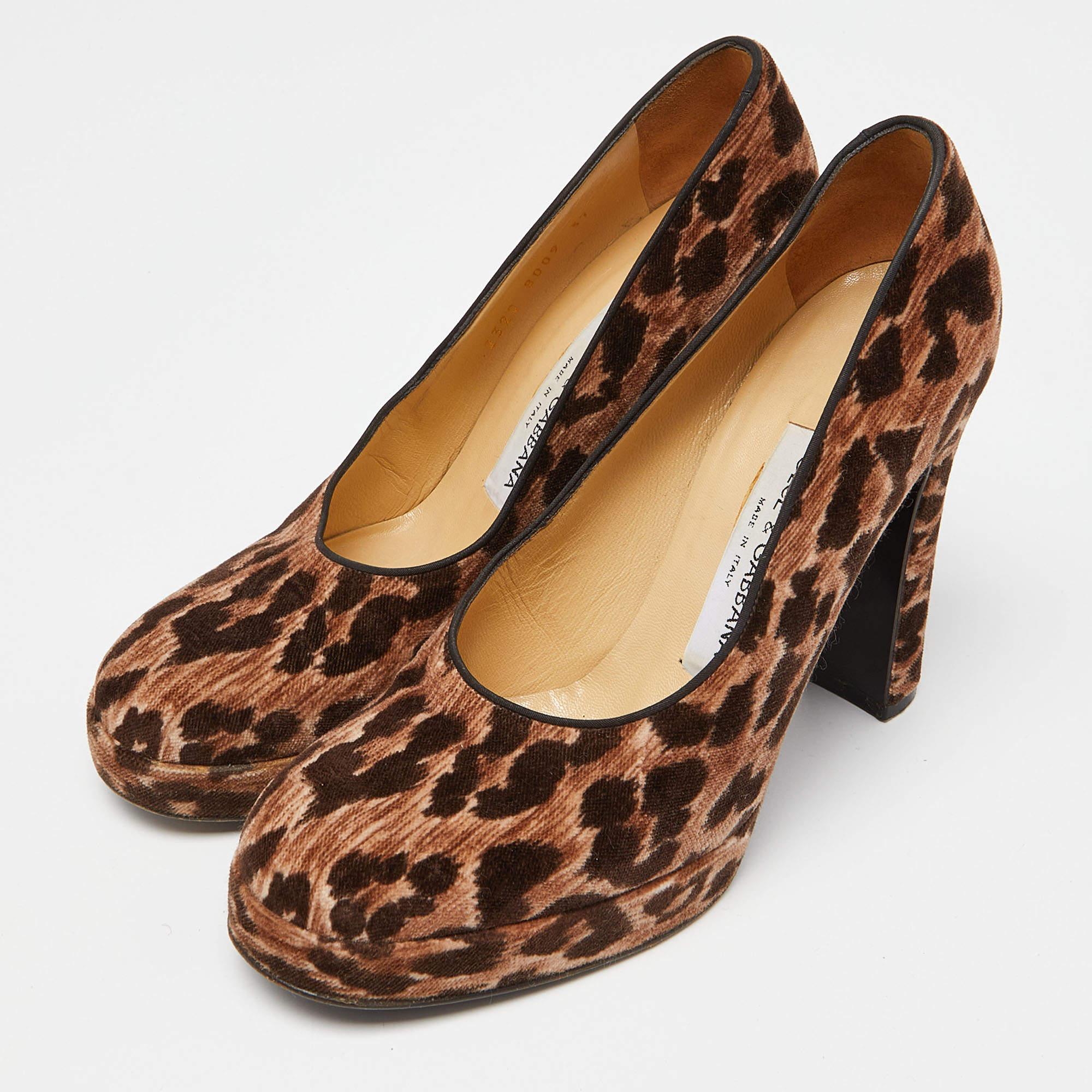 Dolce and Gabbana never fails to impress and these brown pumps aptly justify that! They are crafted from leopard-printed velvet. They come with equipped with comfortable leather lined insoles and 11.5cm block heels. This is one pair you definitely