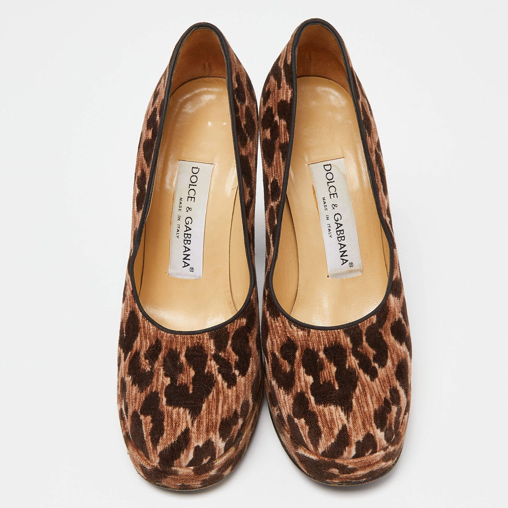 Dolce and Gabbana Brown Leopard Print Velvet Block Heel Pumps Size 37 In Good Condition For Sale In Dubai, Al Qouz 2