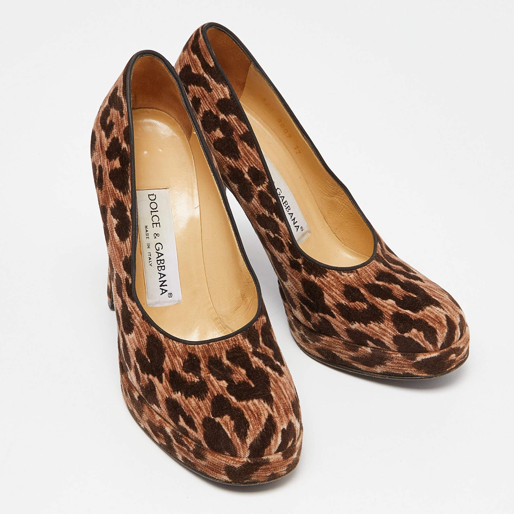 Women's Dolce and Gabbana Brown Leopard Print Velvet Block Heel Pumps Size 37 For Sale