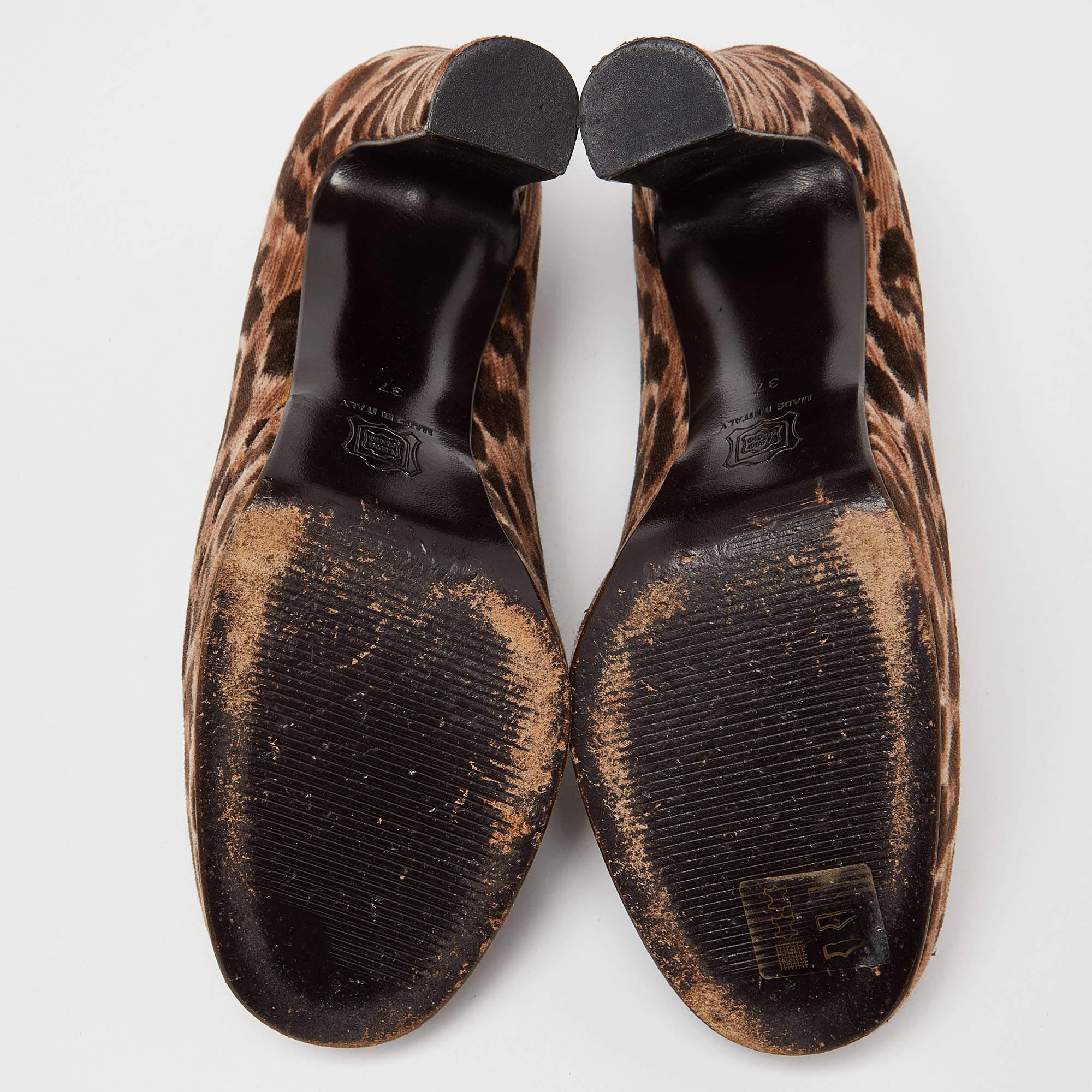 Dolce and Gabbana Brown Leopard Print Velvet Block Heel Pumps Size 37 For Sale 4