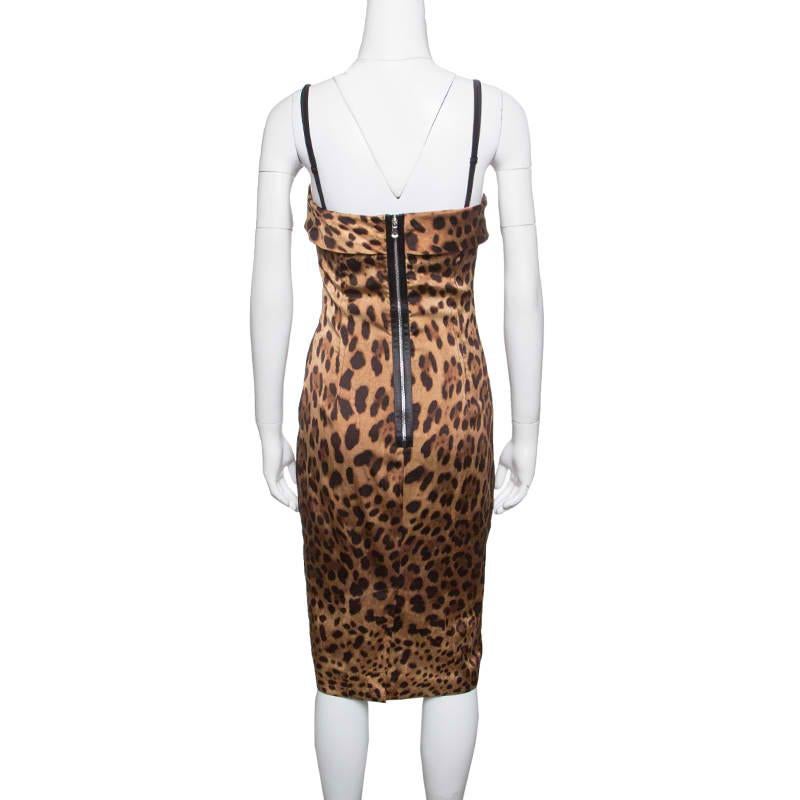 This sheath dress from Dolce and Gabbana creates a strikingly feminine look with its flawless silhouette. This brown piece is cut from a silk-elastane blend exuding a satin finish and is adorned with a bold leopard print all over. It has a fitted