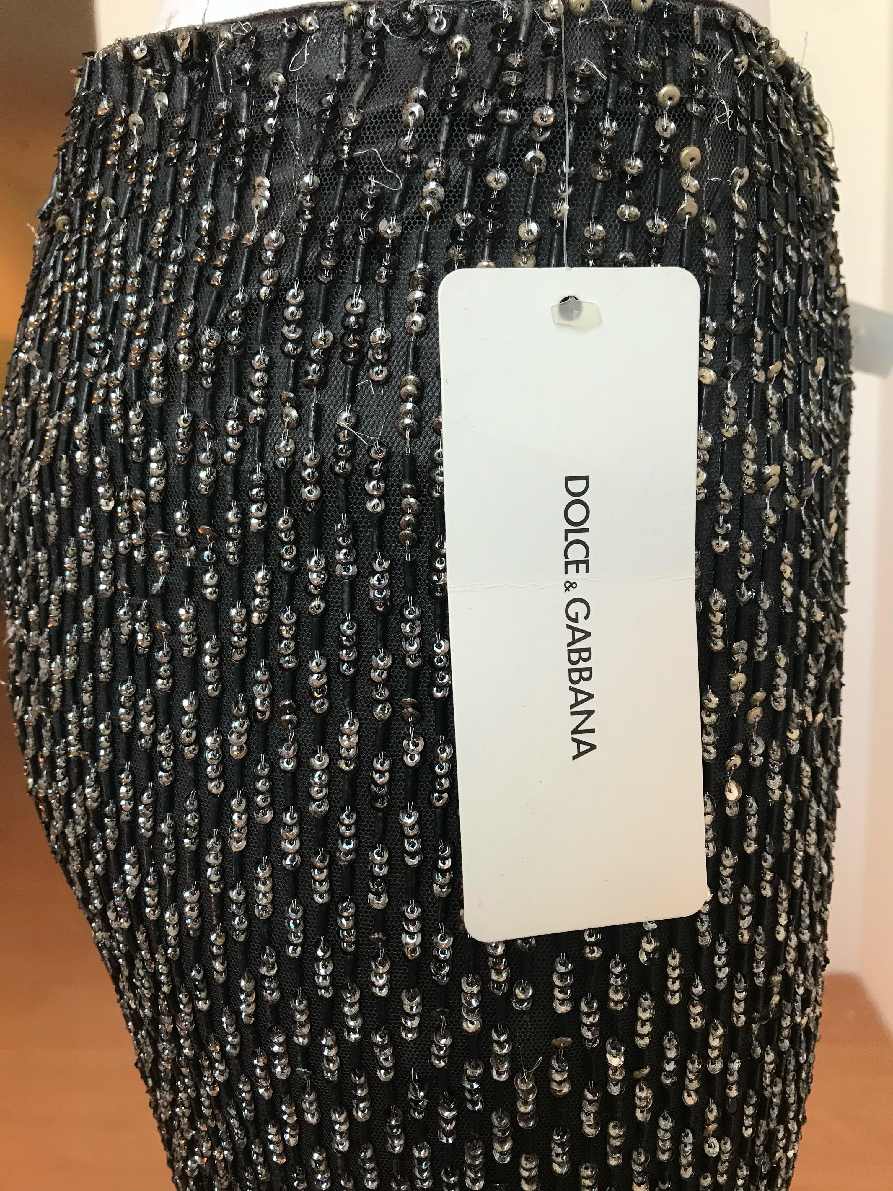 Dolce and Gabbana Metallic & Black Bugle Beaded and Sequin Skirt In Good Condition For Sale In Brooklyn, NY