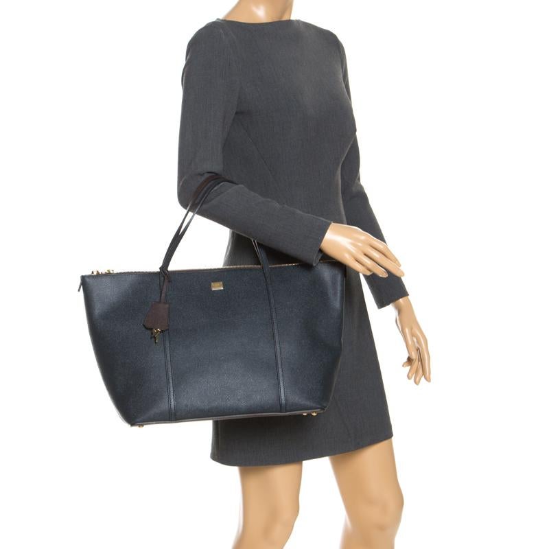 Made from dark blue leather, and equipped with a smooth fabric-lined interior, this bag can effortlessly be fashioned with both off-duty and formal looks. The excellent craftsmanship of this Dolce&Gabbana piece ensures a brilliant finish and a rich