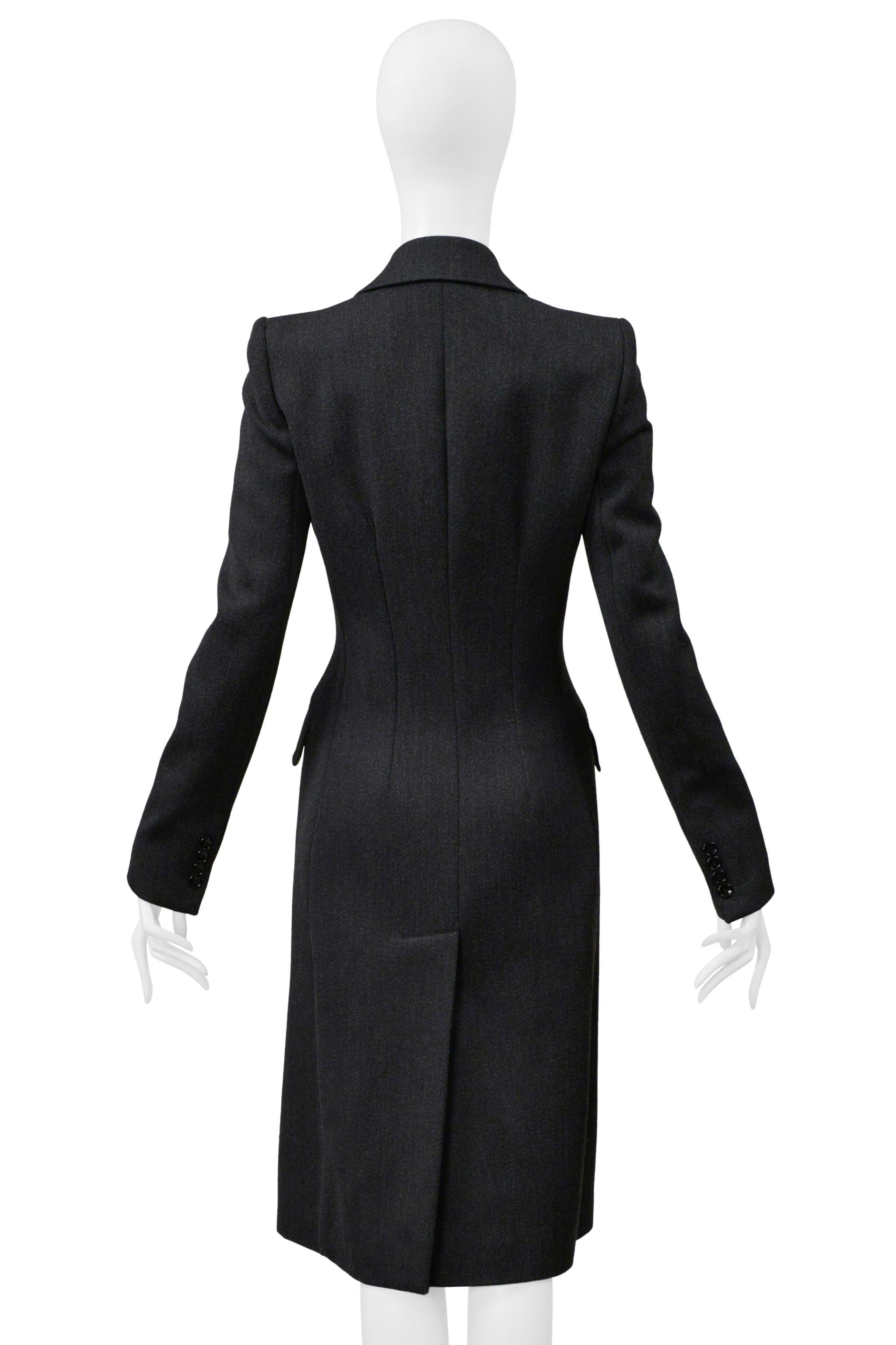 Resurrection Vintage freut sich, einen grauen zweireihigen Wollmantel von Dolce and Gabbana D&G anbieten zu können. Er hat eine taillierte Passform, breite Aufschläge, Klappentaschen und eine Länge unterhalb des Knies. 

Dolce und