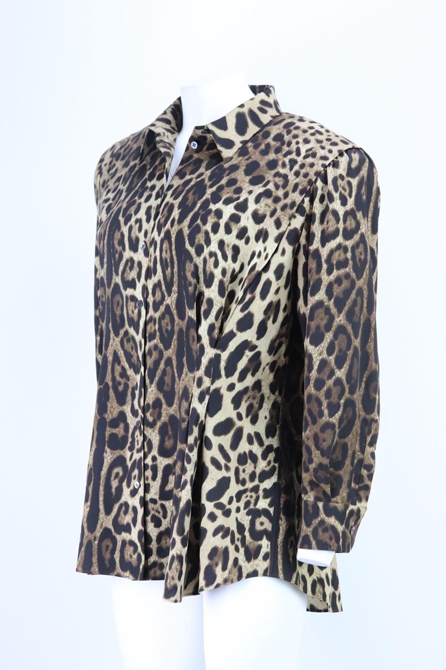 Esta camisa de Dolce & Gabbana tiene hombreras y una cintura ceñida que crea una llamativa silueta de reloj de arena. Está confeccionada en Italia con una ligera mezcla de seda y charmeuse estampada con glamurosos lunares de leopardo. Mezcla de seda