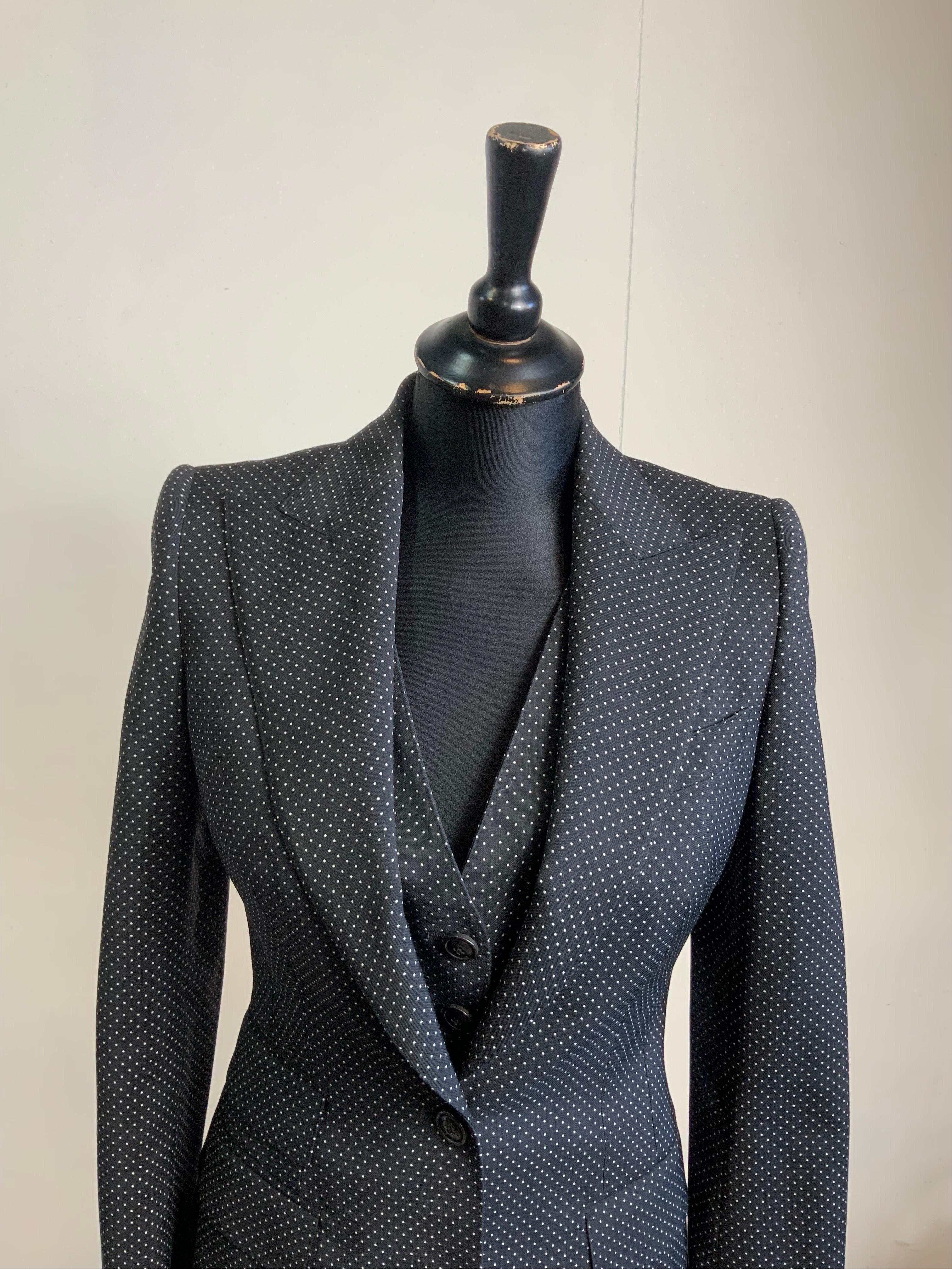 Dolce and Gabbana dots jacket + vest set.
The jacket is made of 100% virgin wool. Lined.
Italian size 36.
Shoulders 38 cm
Bust 40 cm
Length 72 cm
Sleeve 60 cm
The vest is an Italian 40.
In virgin wool and cupro. Lined.
Bust 42 cm
Length 56